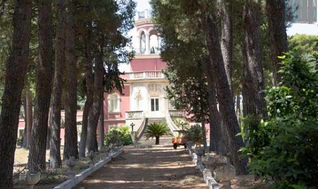 Via Camillo Rosalba, tra gru e natura la splendida ma inutilizzata Villa Costantino
